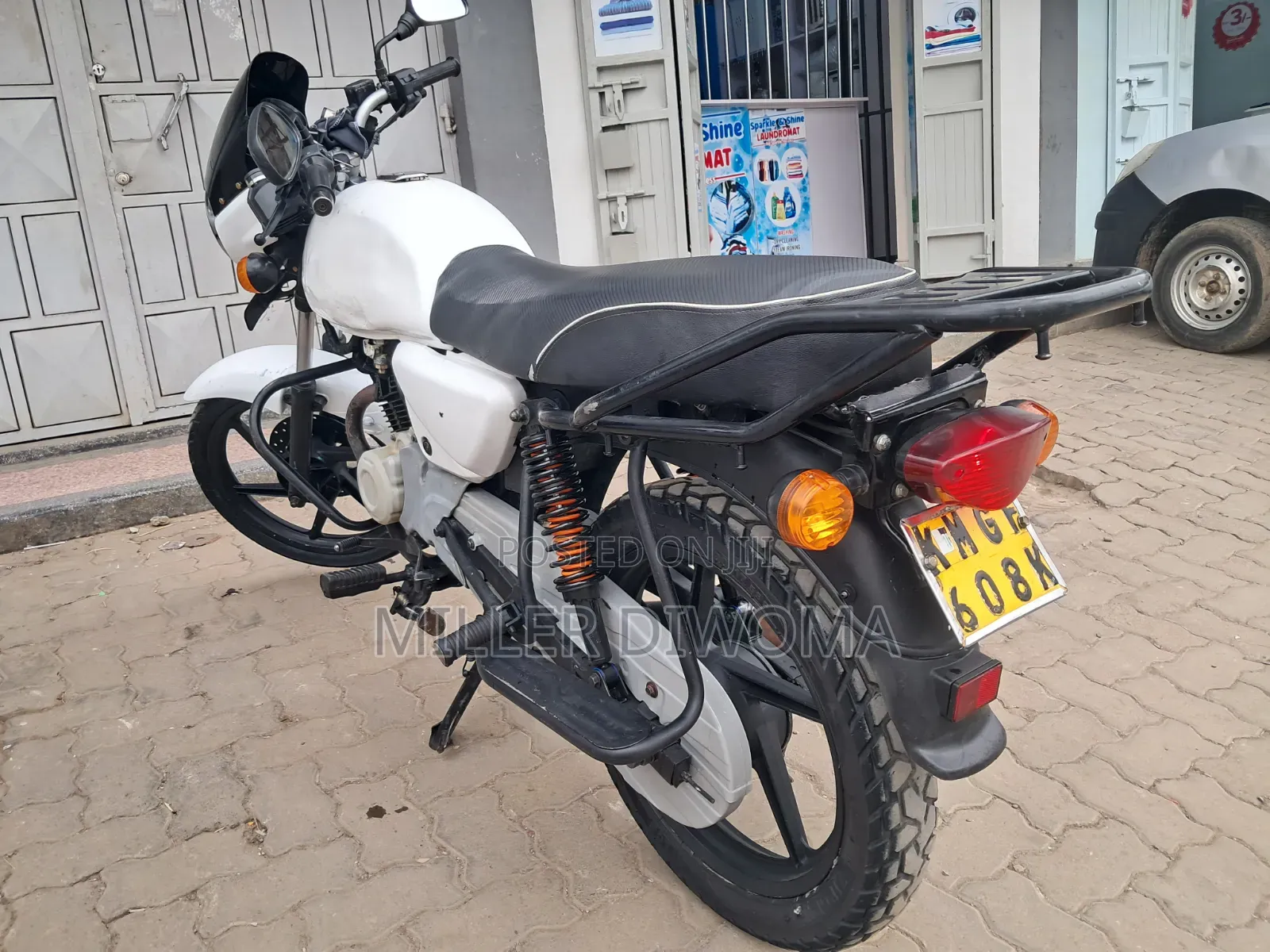Bajaj Boxer 150 UG 2025 White