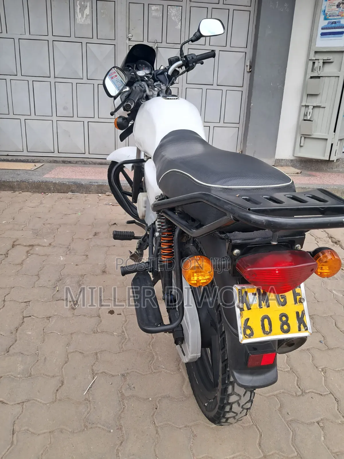 Bajaj Boxer 150 UG 2025 White