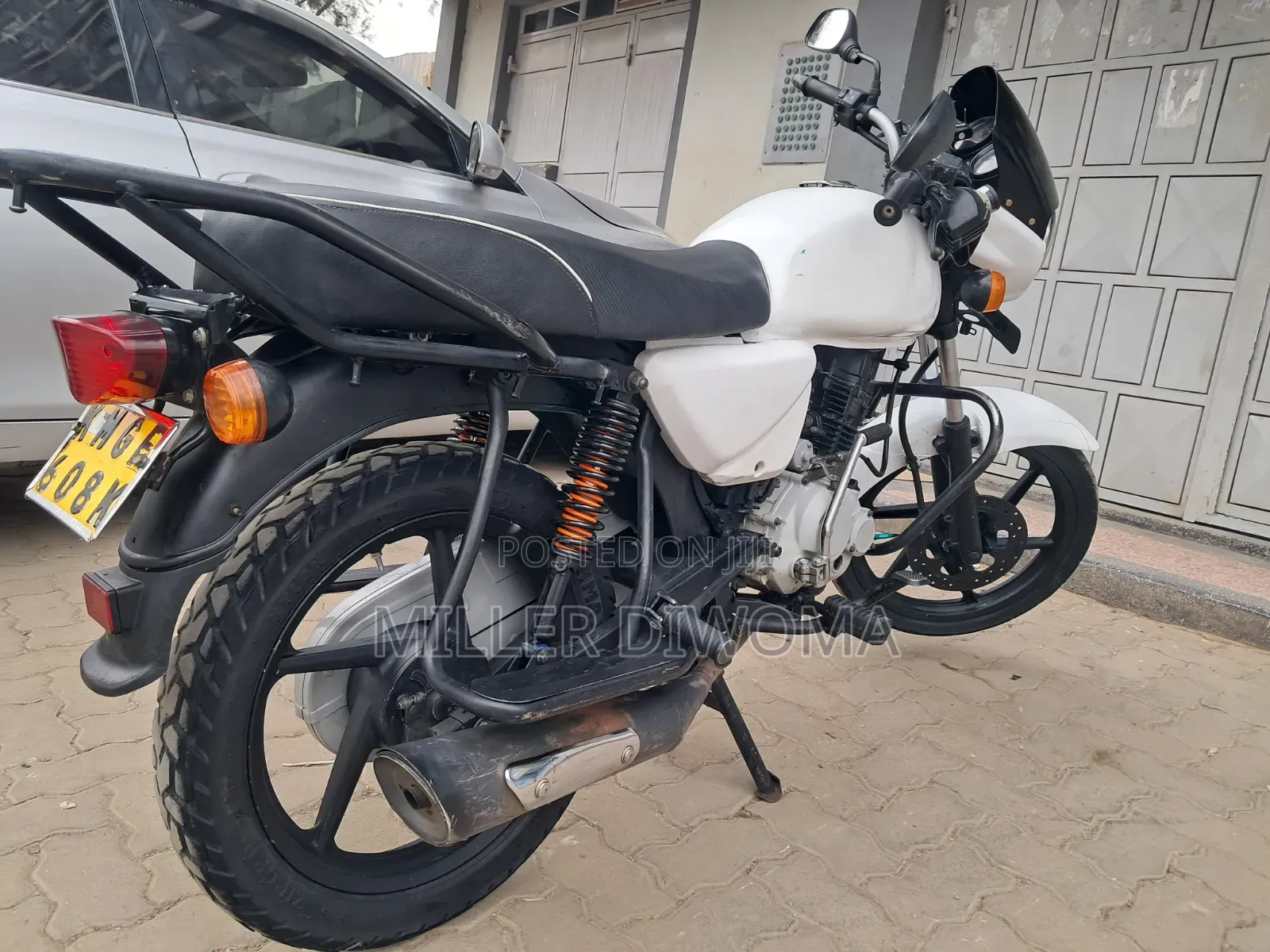 Bajaj Boxer 150 UG 2025 White