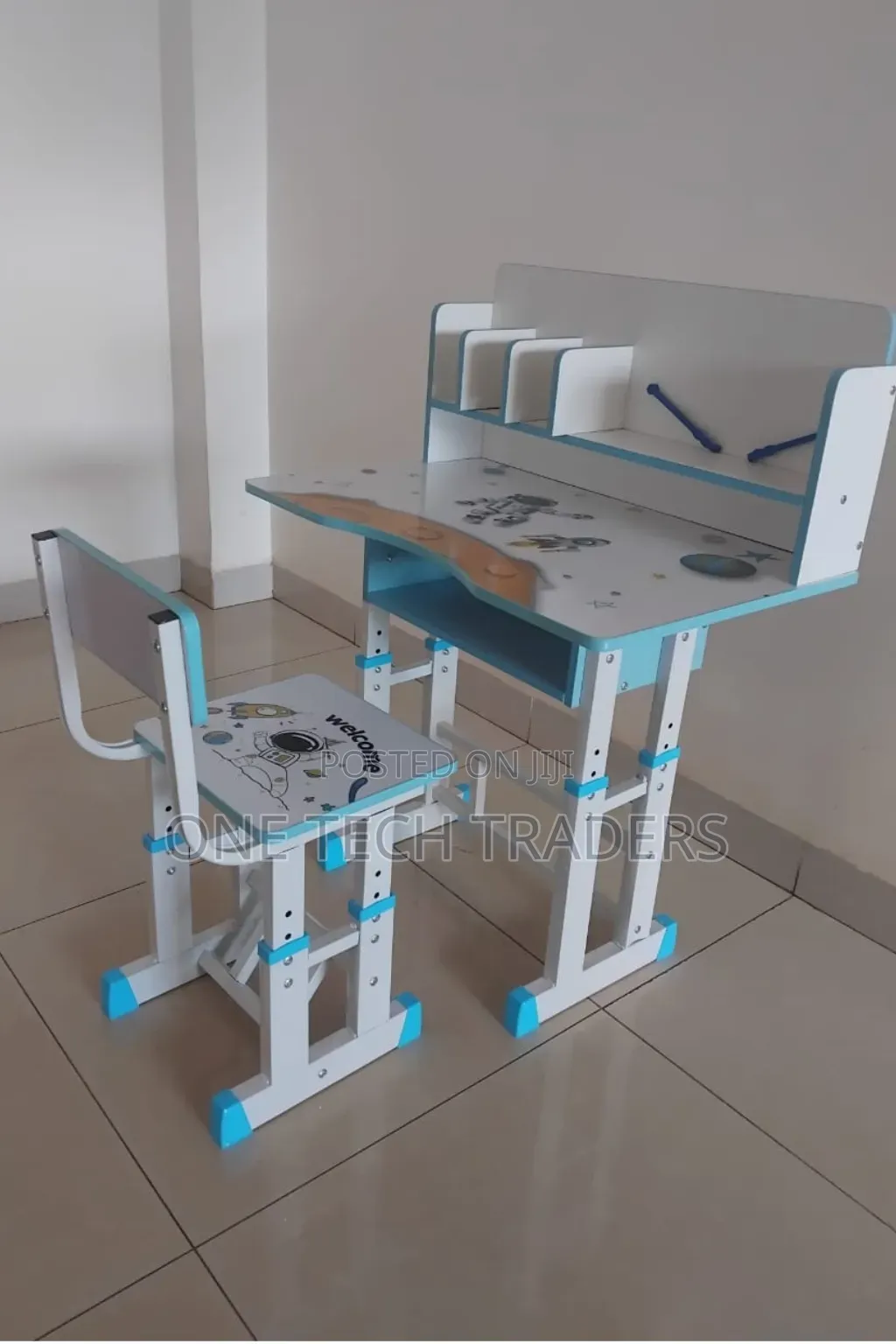 Kids Study Table
Availlable in Blue or Pink