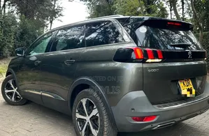 Peugeot 5008 2018 Green