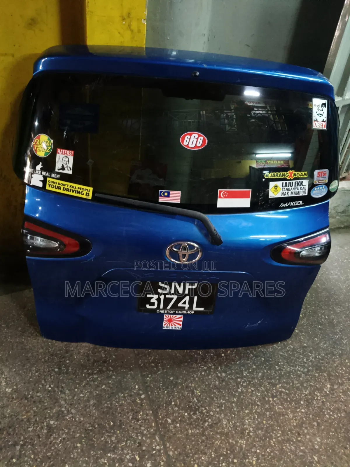 Boot/Tailgate Toyota Sienta.