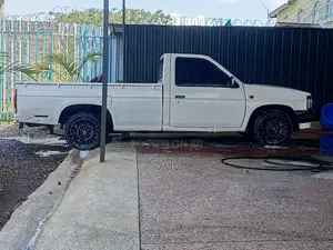 Nissan Pick-Up 1998 White