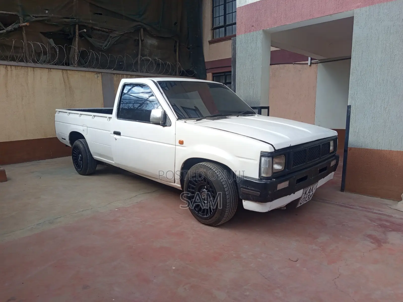 Nissan Pick-Up 1998 White