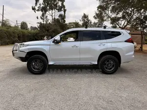 Mitsubishi Pajero Sport 2022 White
