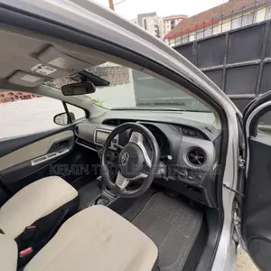 Toyota Vitz 1.0 FWD 5dr 2016 Silver