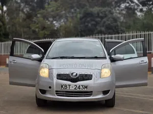 Toyota Vitz 2004 Silver