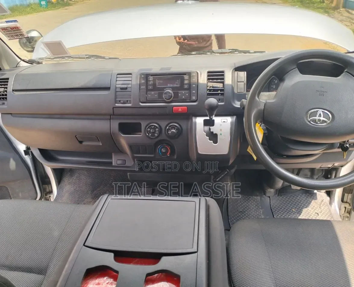 Toyota HiAce 2016 Silver