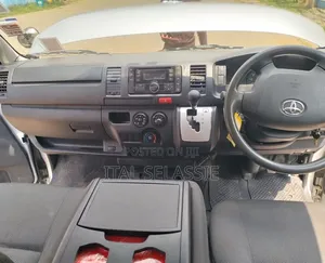 Toyota HiAce 2016 Silver