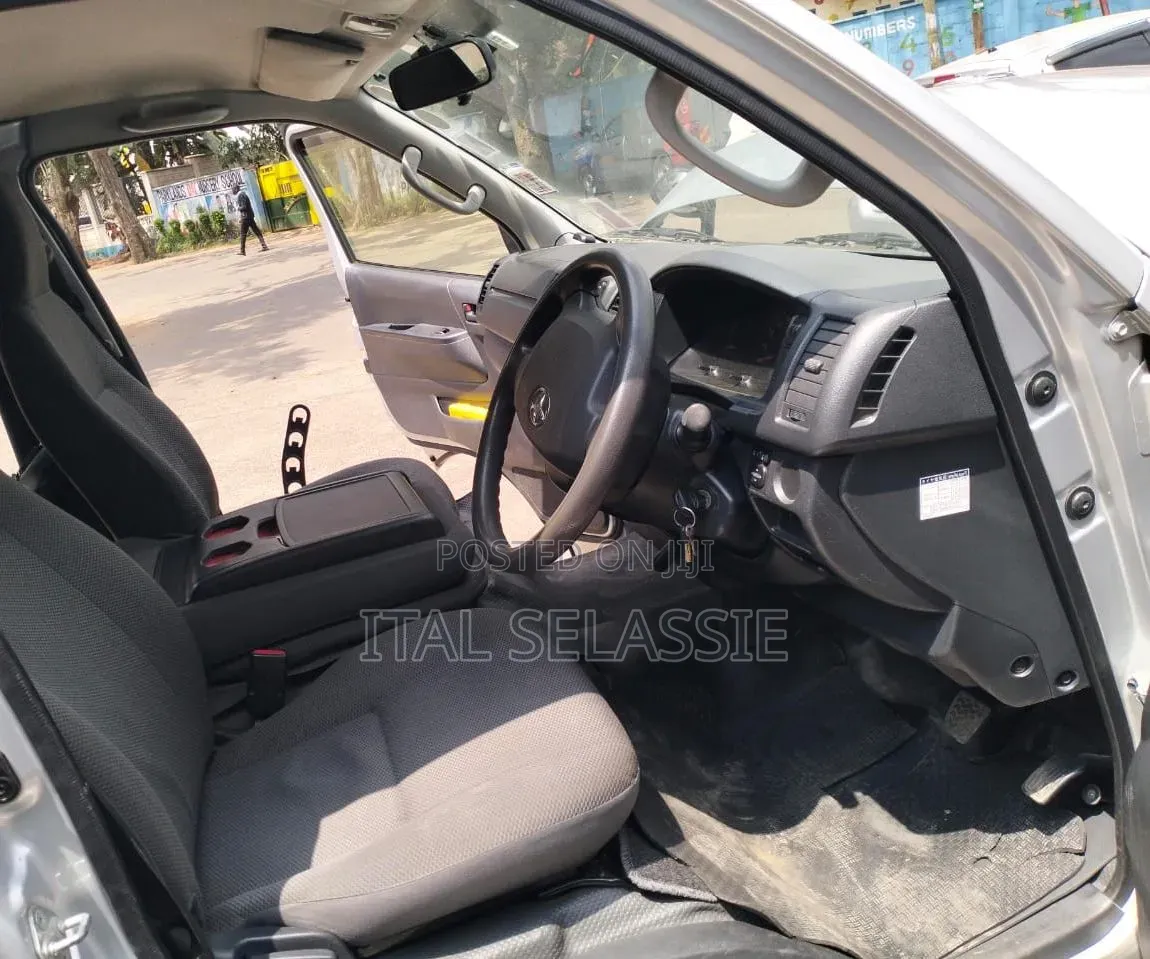 Toyota HiAce 2016 Silver
