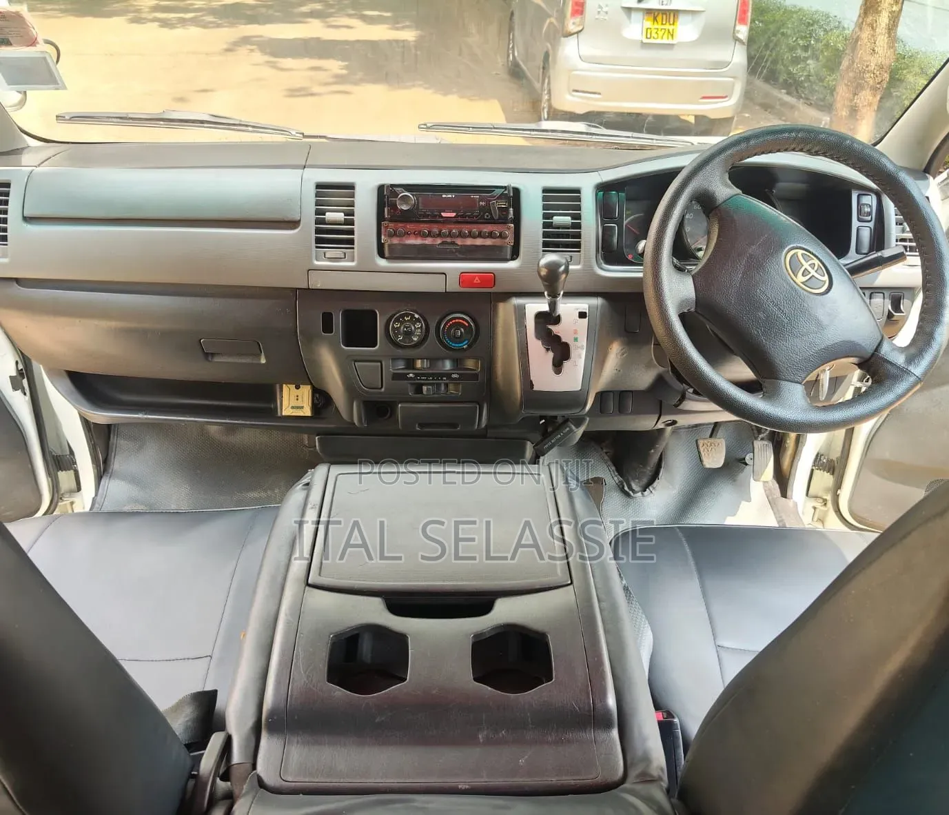 Toyota HiAce 2014 White