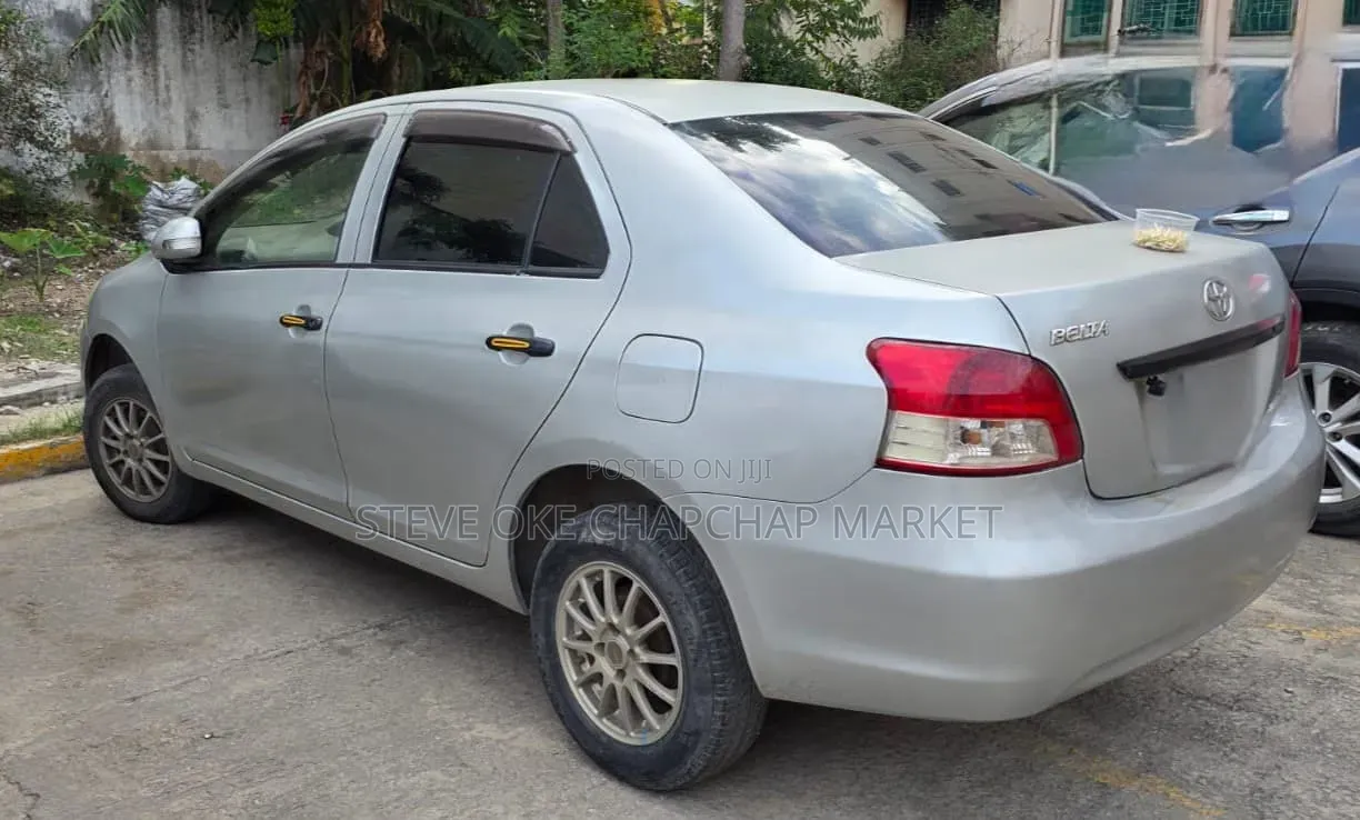 Toyota Belta 2012 Silver