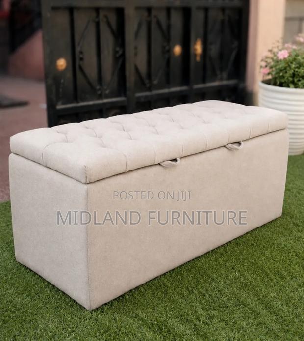  Ottoman / Storage Poufe .Pay on Delivery