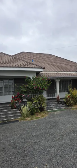 Furnished 5bdrm House in Komarock for sale