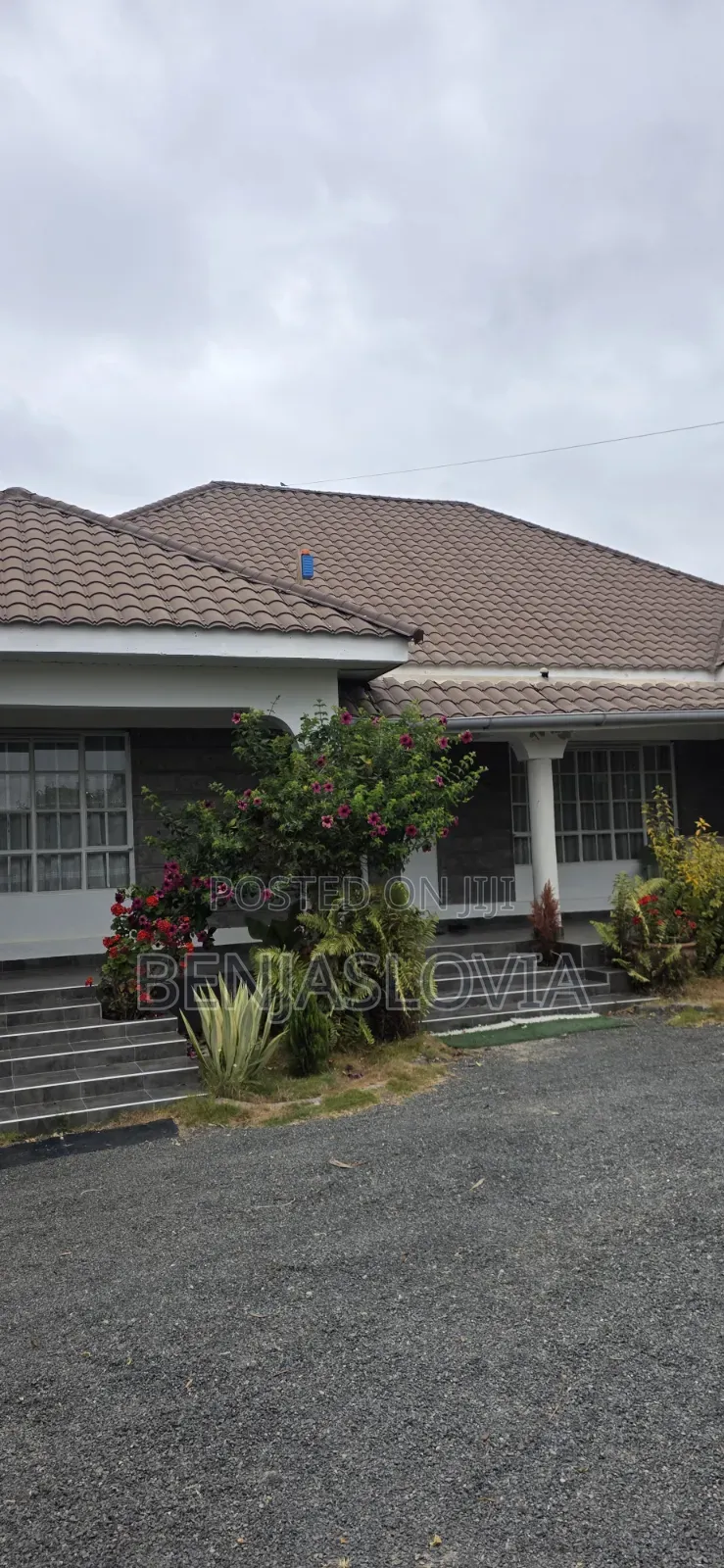Furnished 5bdrm House in Komarock for sale