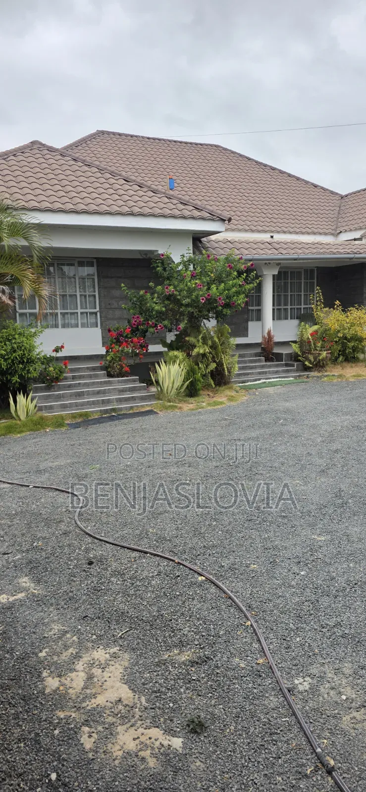 Furnished 5bdrm House in Komarock for sale