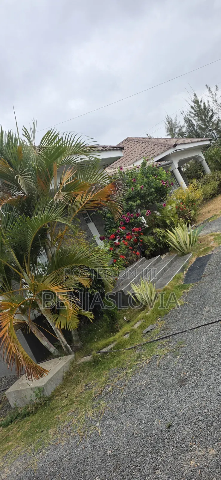 Furnished 5bdrm House in Komarock for sale
