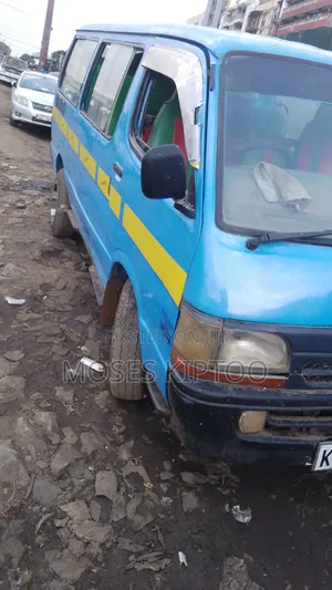Toyota HiAce 2005 Blue