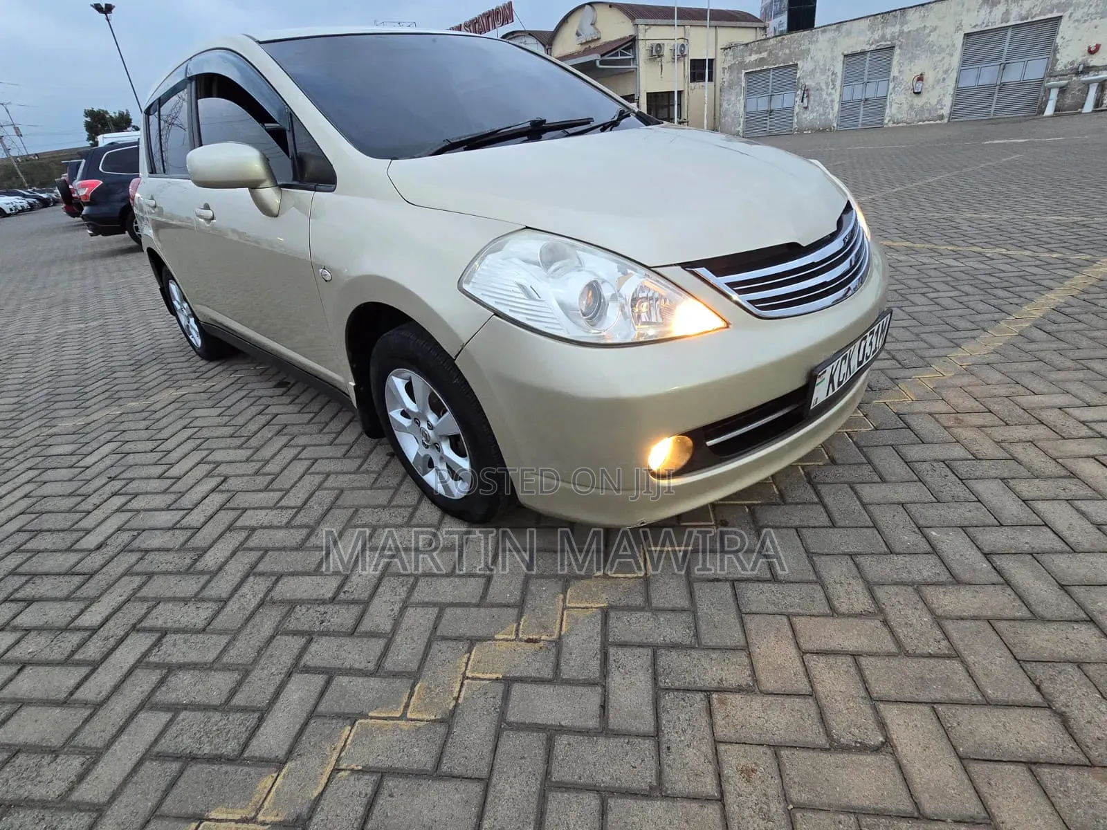 Nissan Tiida 2010 Gold