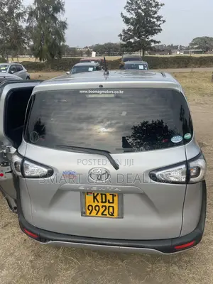 Toyota Sienta 2016 Silver