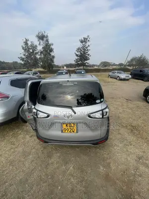 Toyota Sienta 2016 Silver