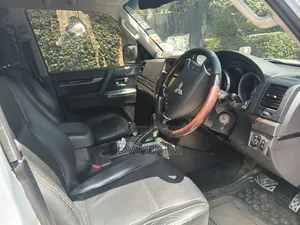 Mitsubishi Pajero 2012 Silver