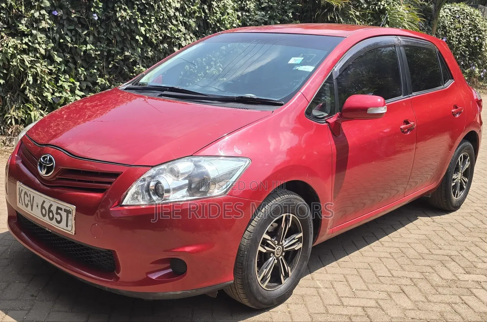 Toyota Auris 2011 Red