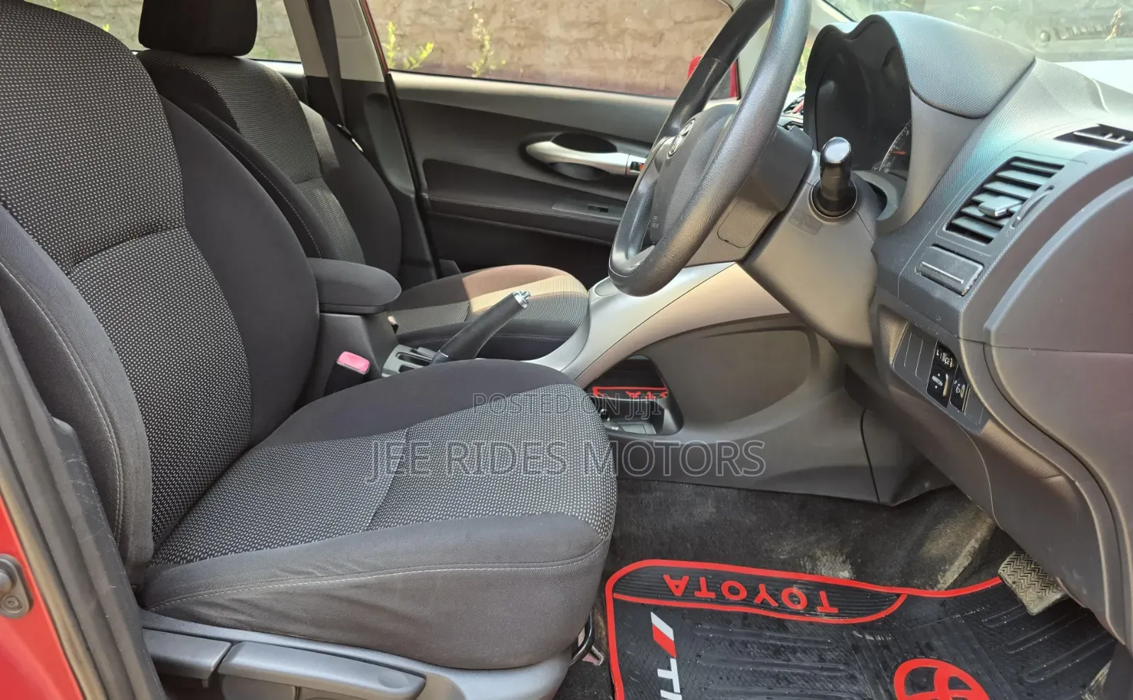 Toyota Auris 2011 Red
