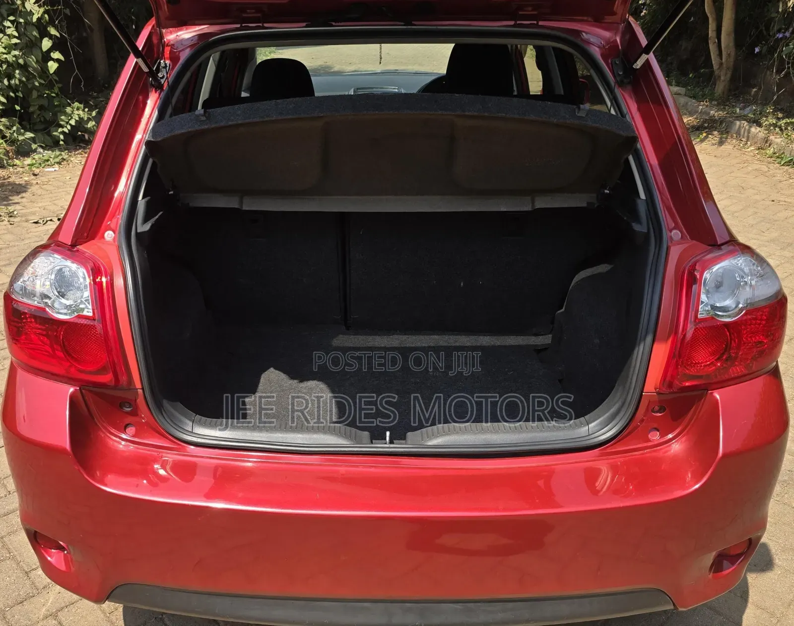 Toyota Auris 2011 Red
