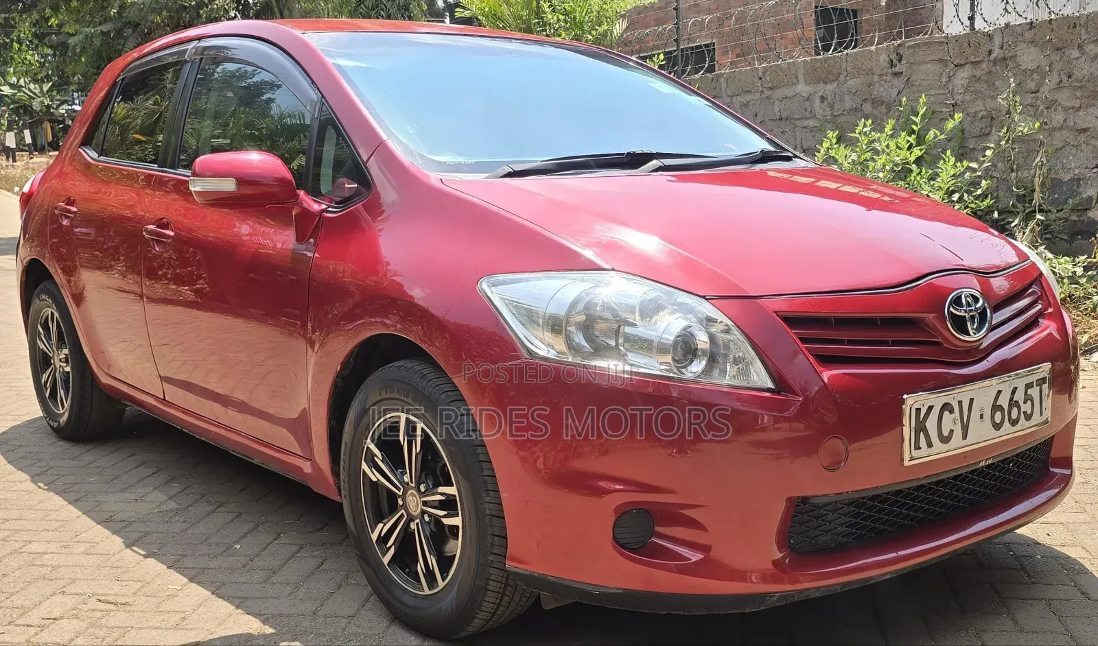 Toyota Auris 2011 Red