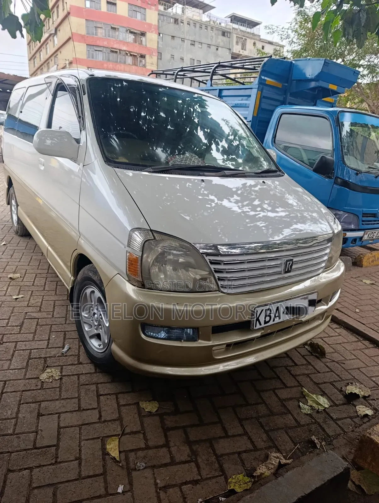 Toyota Grand HiAce 2000 White