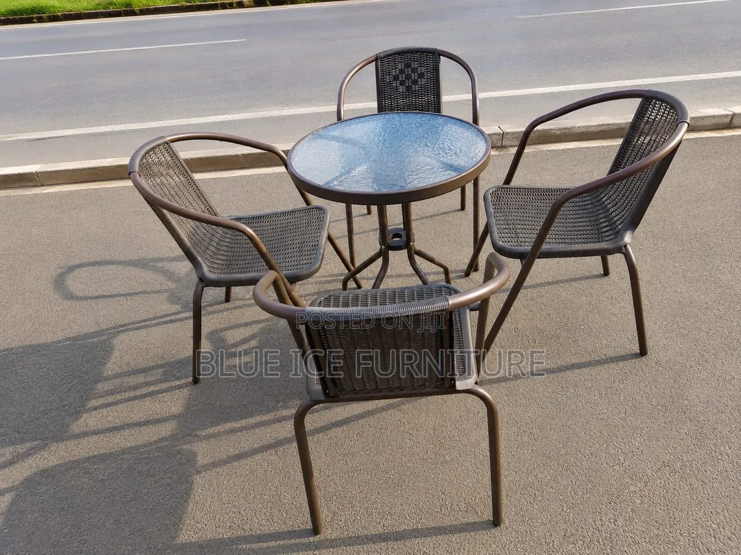 4-Seater Outdoor Patio Dining Set With Round Glass Table