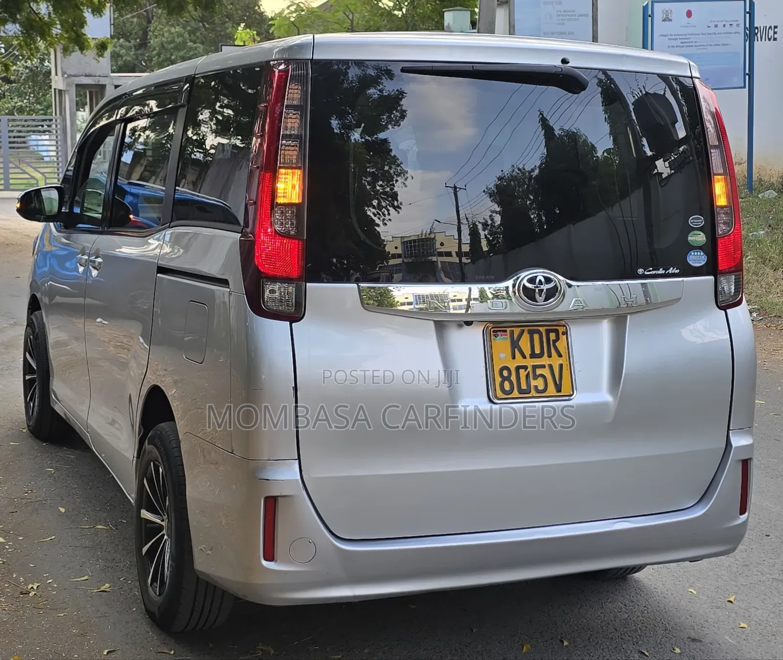 Toyota Noah 2017 Silver