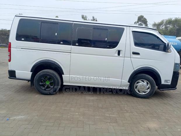 Toyota HiAce 2011 White - thumbnail 2