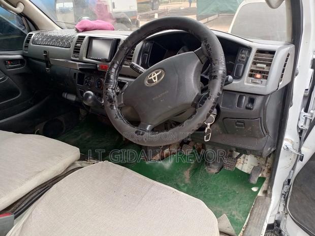 Toyota HiAce 2011 White - thumbnail 3