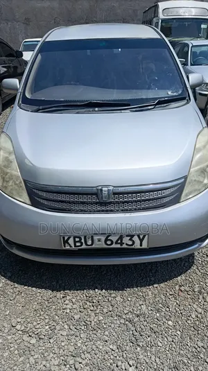 Toyota ISIS 2006 Gray
