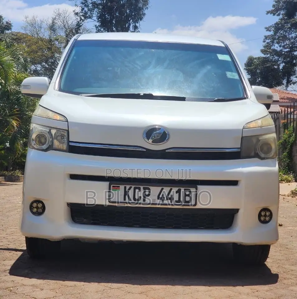 Toyota Voxy 2010 White