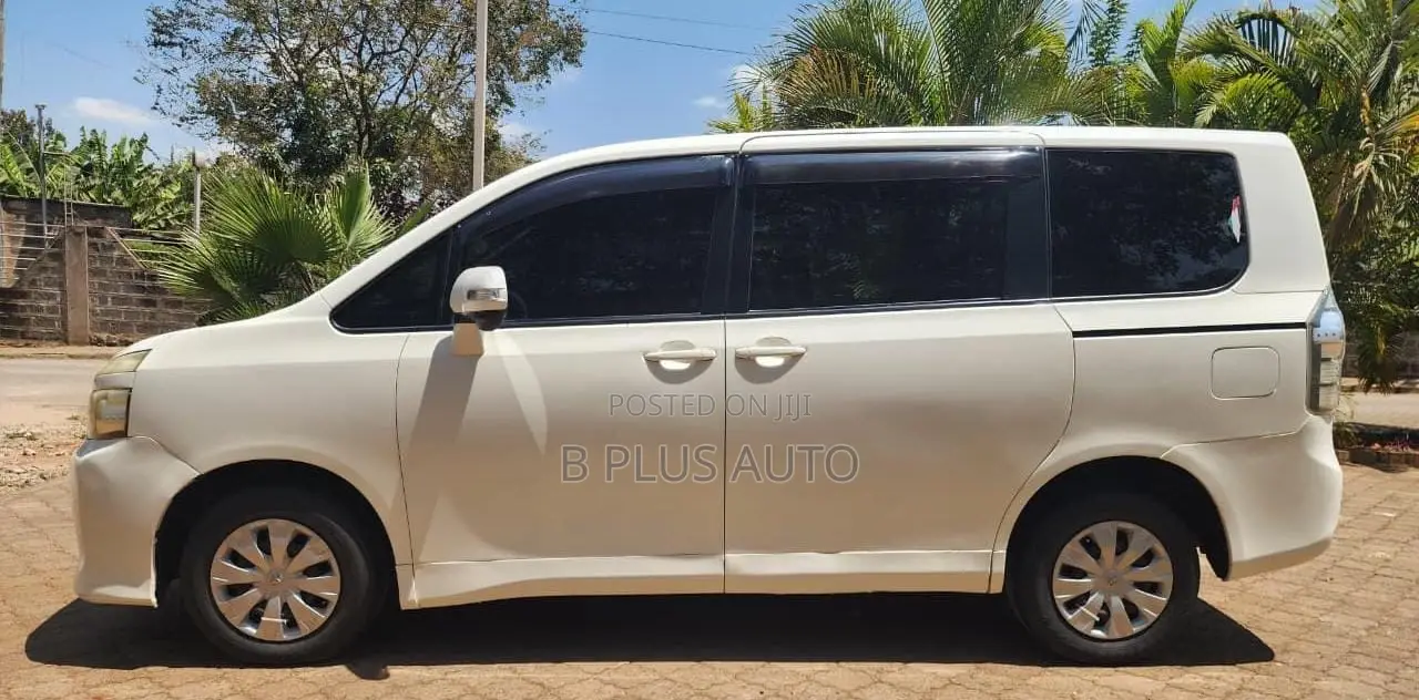 Toyota Voxy 2010 White