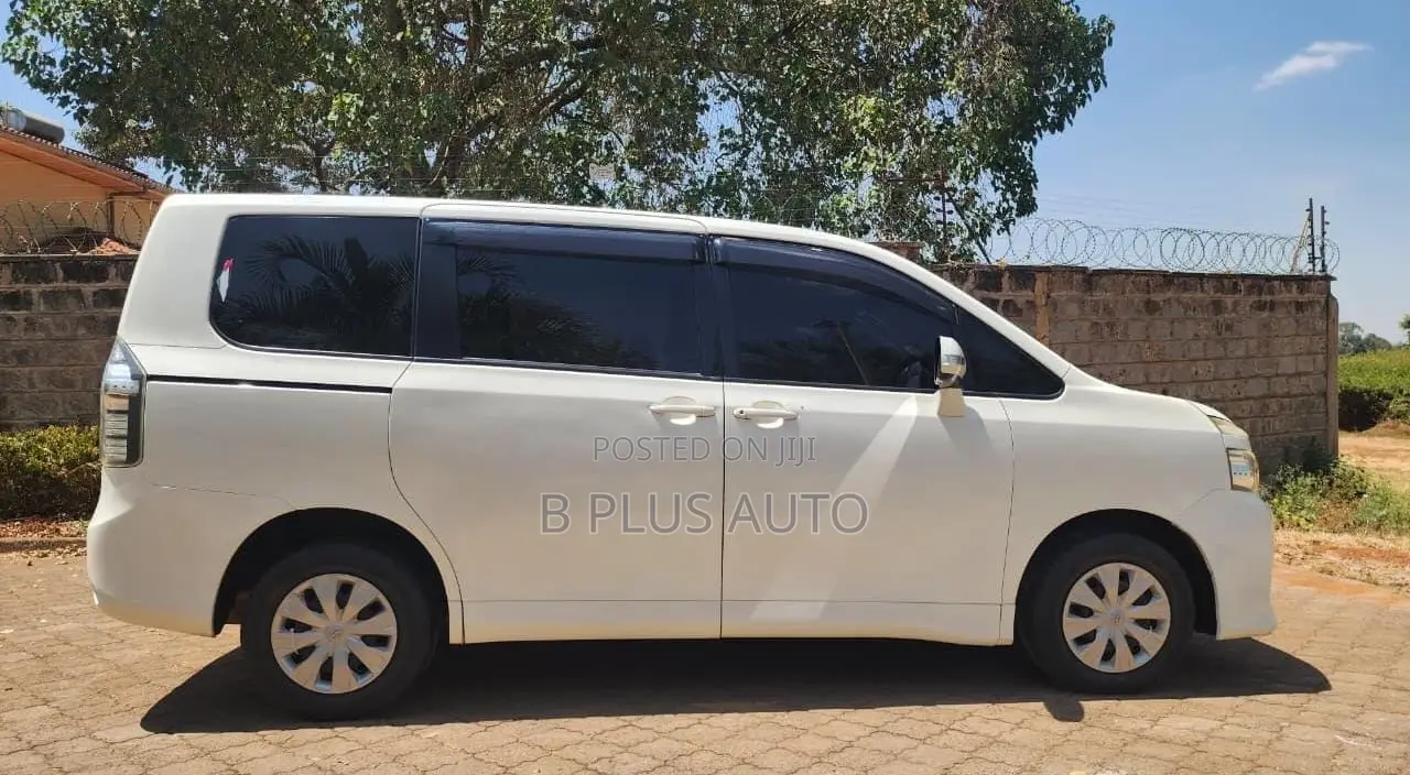 Toyota Voxy 2010 White