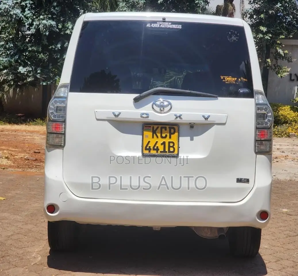 Toyota Voxy 2010 White