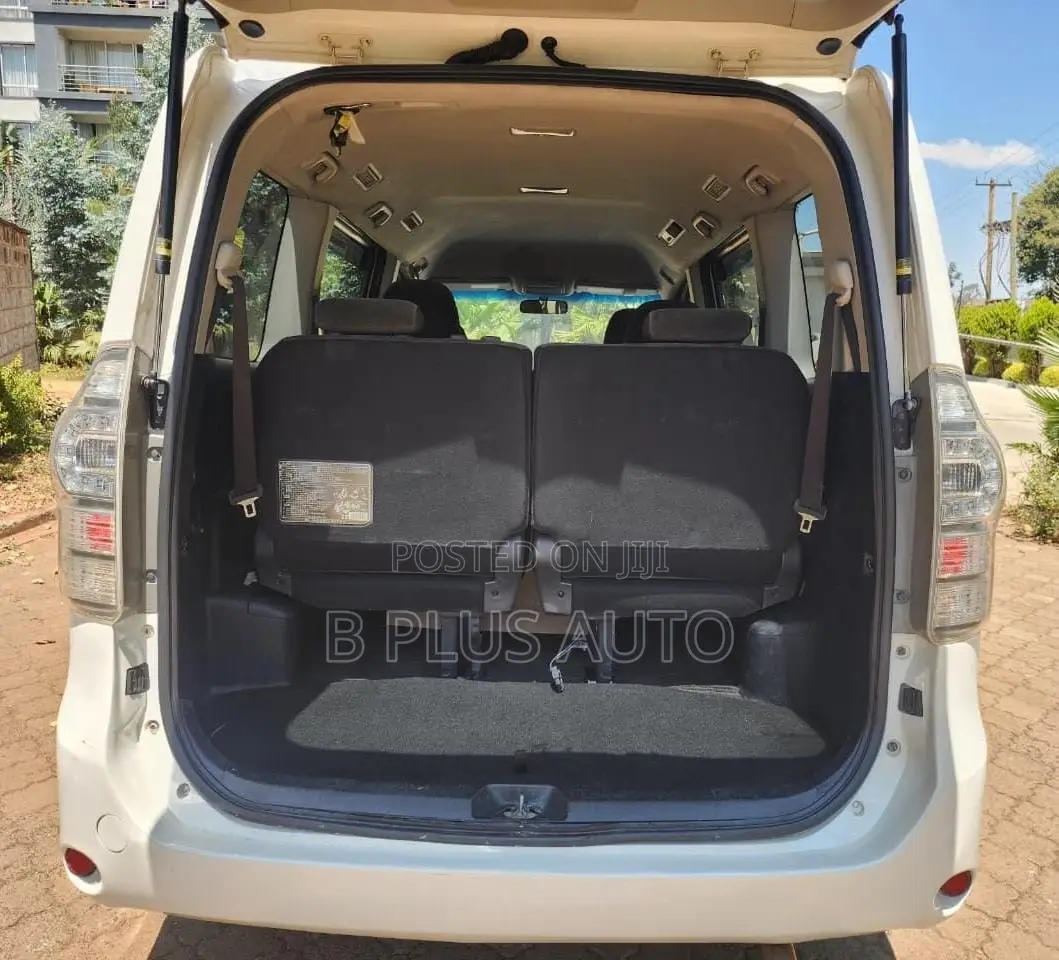 Toyota Voxy 2010 White