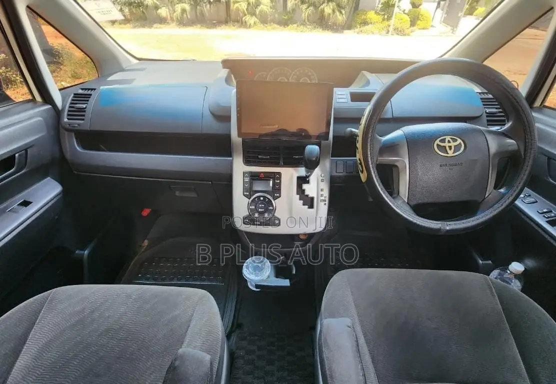 Toyota Voxy 2010 White