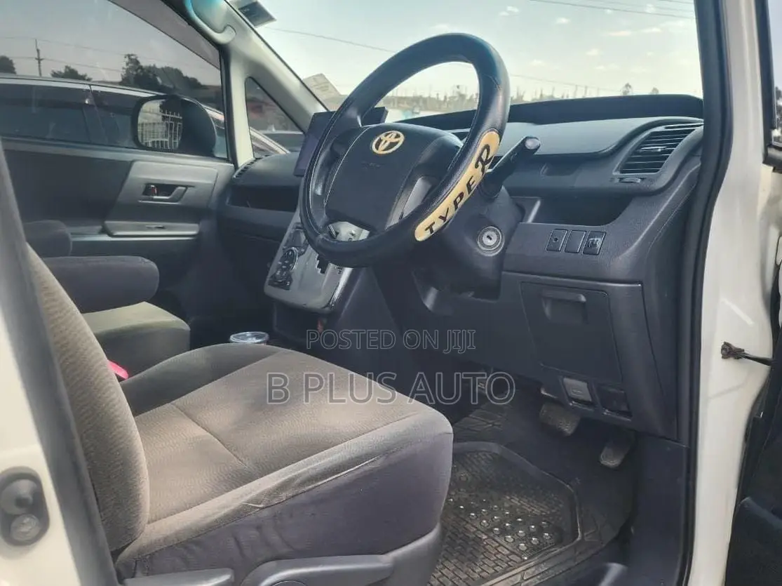 Toyota Voxy 2010 White