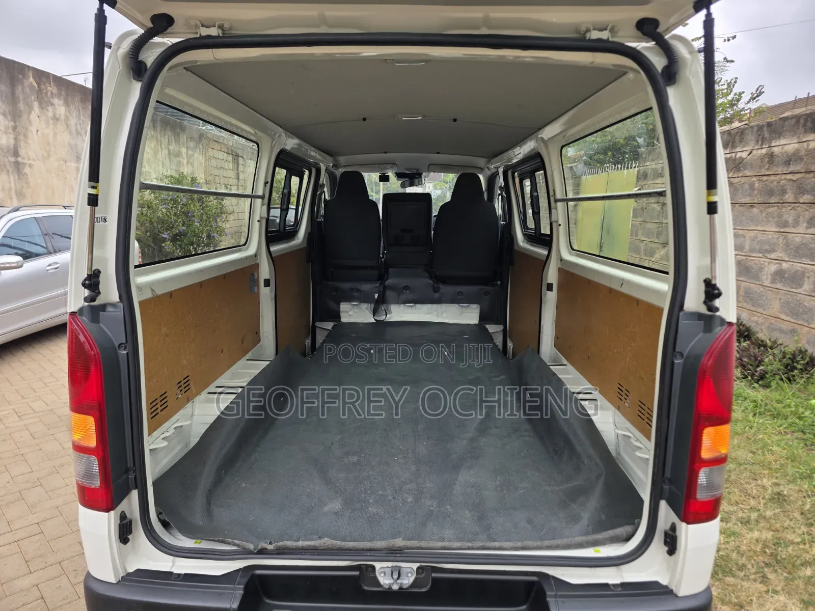 Toyota HiAce 2019 White