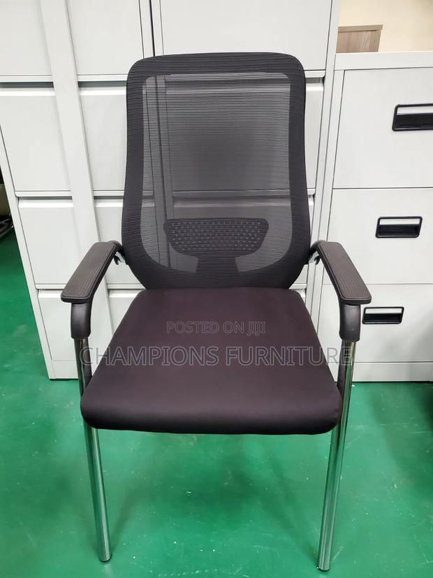 Ergonomic Visitors/Boardroom Chair With Fixed Armrests - main view