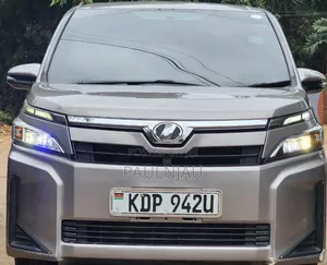 Toyota Voxy 2018 Silver