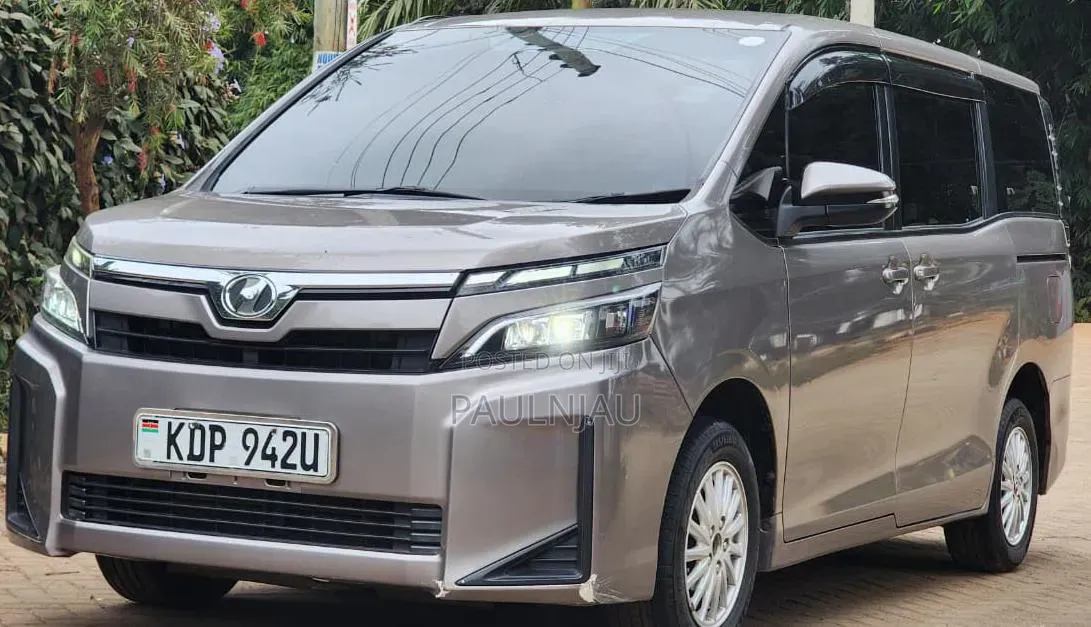 Toyota Voxy 2018 Silver