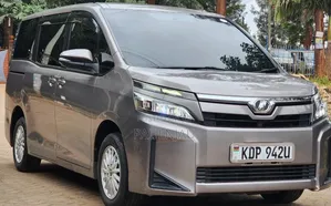 Toyota Voxy 2018 Silver