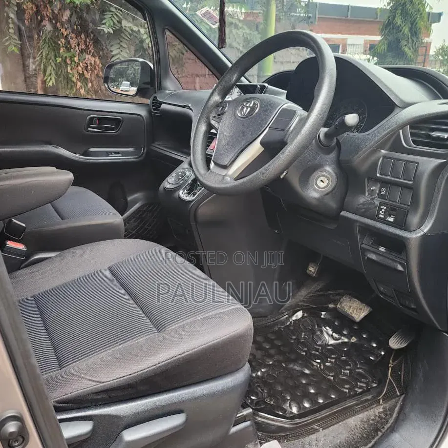 Toyota Voxy 2018 Silver