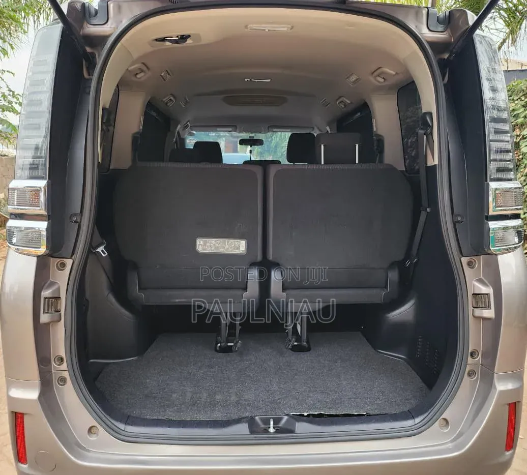 Toyota Voxy 2018 Silver